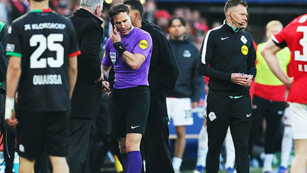 Hollanda'da ilginç olay: Hakem, maçın ortasında telefonla konuştu!