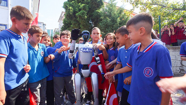 Türkiye'nin nüfusa kayıtlı ilk insansı robotu öğrencileri sıralarda karşıladı