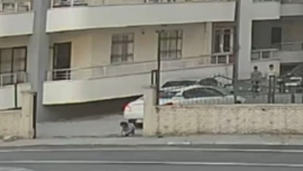 Hatay’da geri manevra yapan otomobilin altında kalan 4 yaşındaki çocuk ağır yaralandı