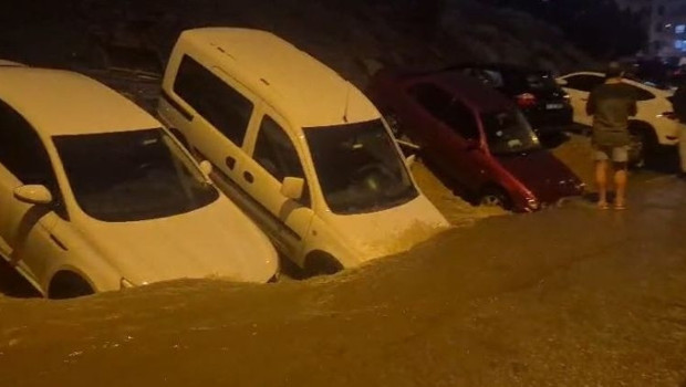 Ankara'da sel nedeniyle çöktü, çok sayıda araç hasar gördü